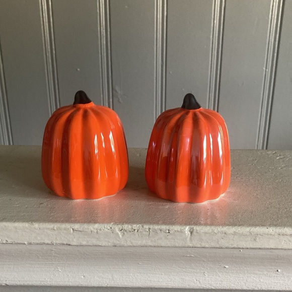 NWT- Set of 2- Vibrant Orange Pearl Glazed Porcelain Pumpkin Decorations - Picture 9 of 17
